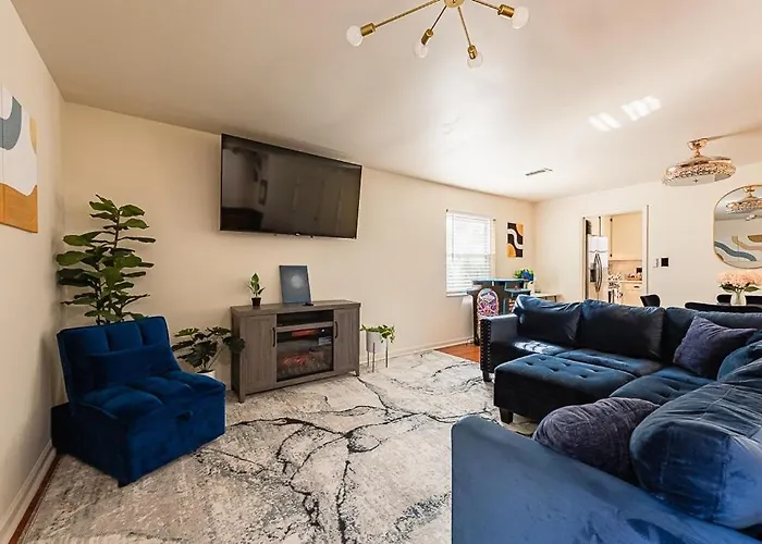 Elegant Townhome Retreat With King Bed Near I-10, Capitol, Fsu & Famu * Tallahassee