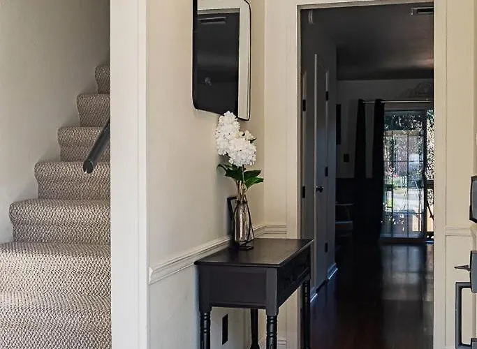 Сasa de vacaciones Elegant Townhome Retreat With King Bed Near I-10, Capitol, Fsu & Famu