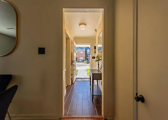 Elegant Townhome Retreat With King Bed Near I-10, Capitol, Fsu & Famu