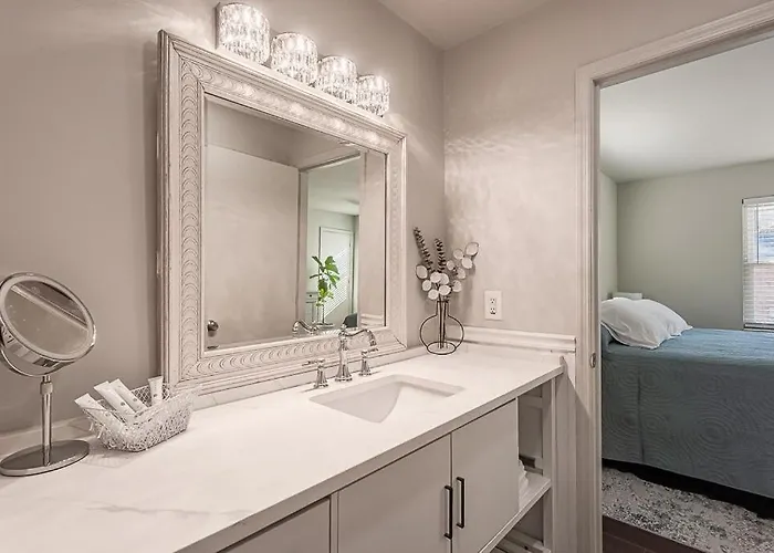 Elegant Townhome Retreat With King Bed Near I-10, Capitol, Fsu & Famu