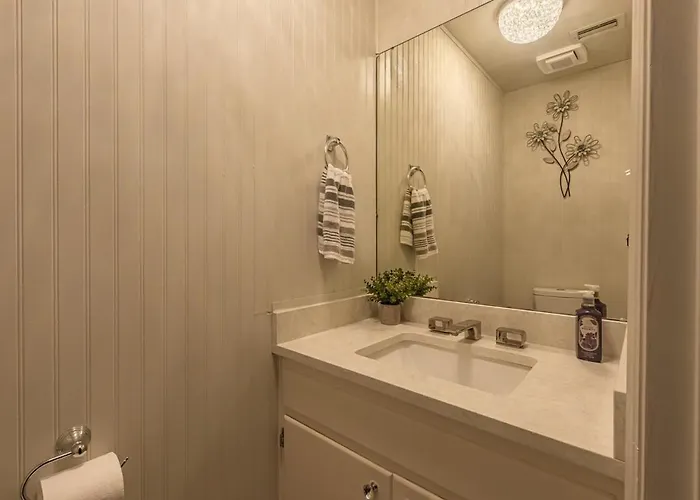 Сasa de vacaciones Elegant Townhome Retreat With King Bed Near I-10, Capitol, Fsu & Famu