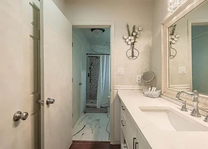 Сasa de vacaciones Elegant Townhome Retreat With King Bed Near I-10, Capitol, Fsu & Famu *