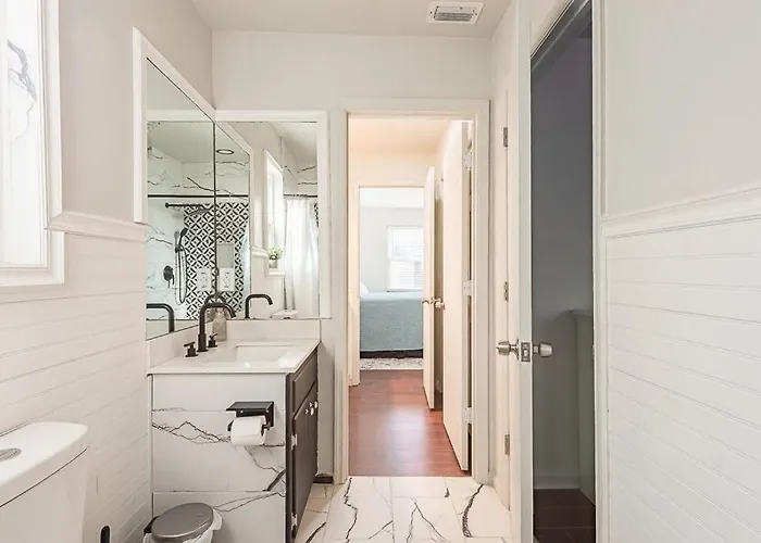 Elegant Townhome Retreat With King Bed Near I-10, Capitol, Fsu & Famu *