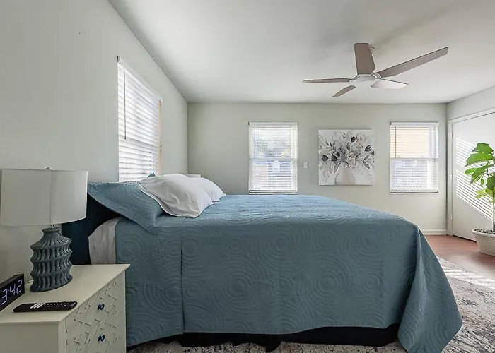 Сasa de vacaciones Elegant Townhome Retreat With King Bed Near I-10, Capitol, Fsu & Famu