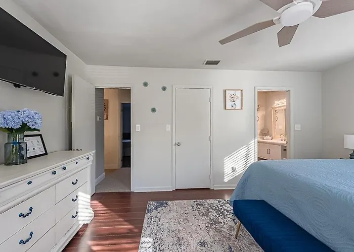 Сasa de vacaciones Elegant Townhome Retreat With King Bed Near I-10, Capitol, Fsu & Famu *