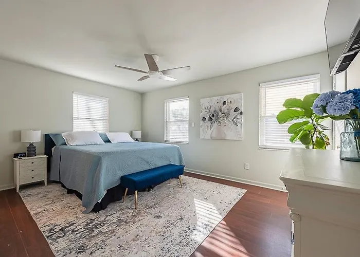 Elegant Townhome Retreat With King Bed Near I-10, Capitol, Fsu & Famu Сasa de vacaciones Tallahassee