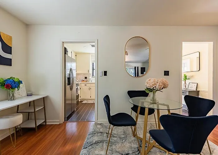 Сasa de vacaciones Elegant Townhome Retreat With King Bed Near I-10, Capitol, Fsu & Famu Tallahassee