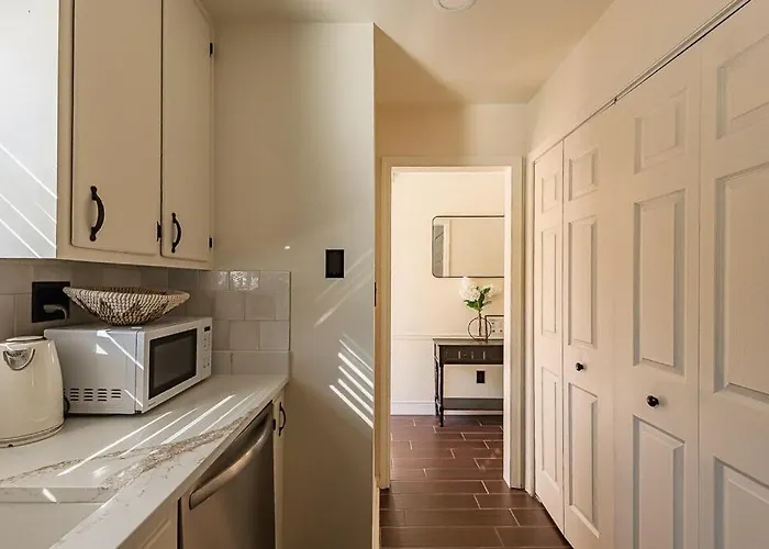 Elegant Townhome Retreat With King Bed Near I-10, Capitol, Fsu & Famu *