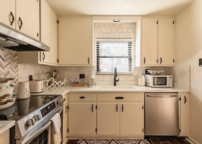 Elegant Townhome Retreat With King Bed Near I-10, Capitol, Fsu & Famu Сasa de vacaciones