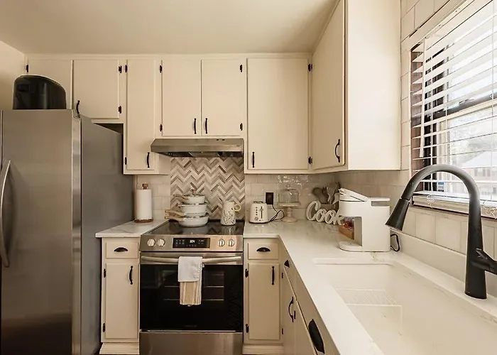 Elegant Townhome Retreat With King Bed Near I-10, Capitol, Fsu & Famu Сasa de vacaciones Tallahassee