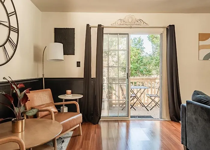 Сasa de vacaciones Elegant Townhome Retreat With King Bed Near I-10, Capitol, Fsu & Famu