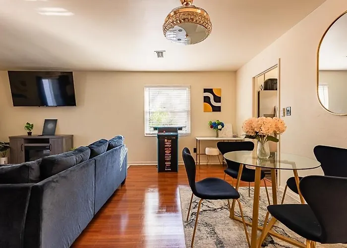 Elegant Townhome Retreat With King Bed Near I-10, Capitol, Fsu & Famu Сasa de vacaciones