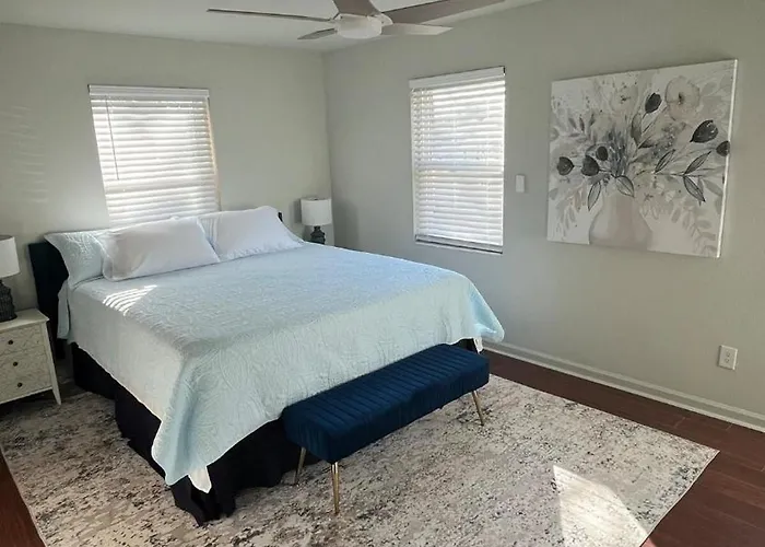 Сasa de vacaciones Elegant Townhome Retreat With King Bed Near I-10, Capitol, Fsu & Famu Tallahassee